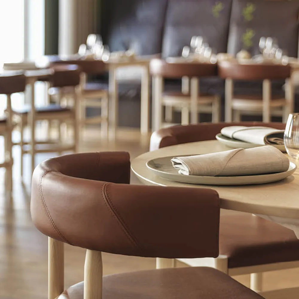 Botero karmstol, Tärnsjö rød-rødt askestativ Källemo