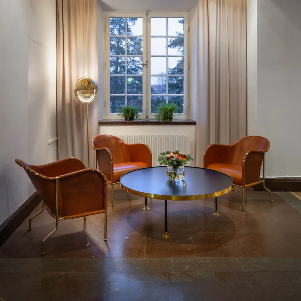 Bruno lænestol, Kærnelæder konjak-messingstativ Källemo