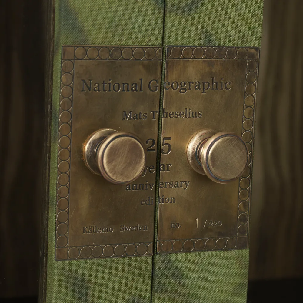 National Geographic 25 år bogskab, Grøn/messing-linnedstof-2 skuffer Källemo