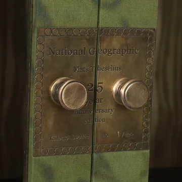 National Geographic 25 år bogskab - Grøn/messing-linnedstof-2 skuffer - Källemo
