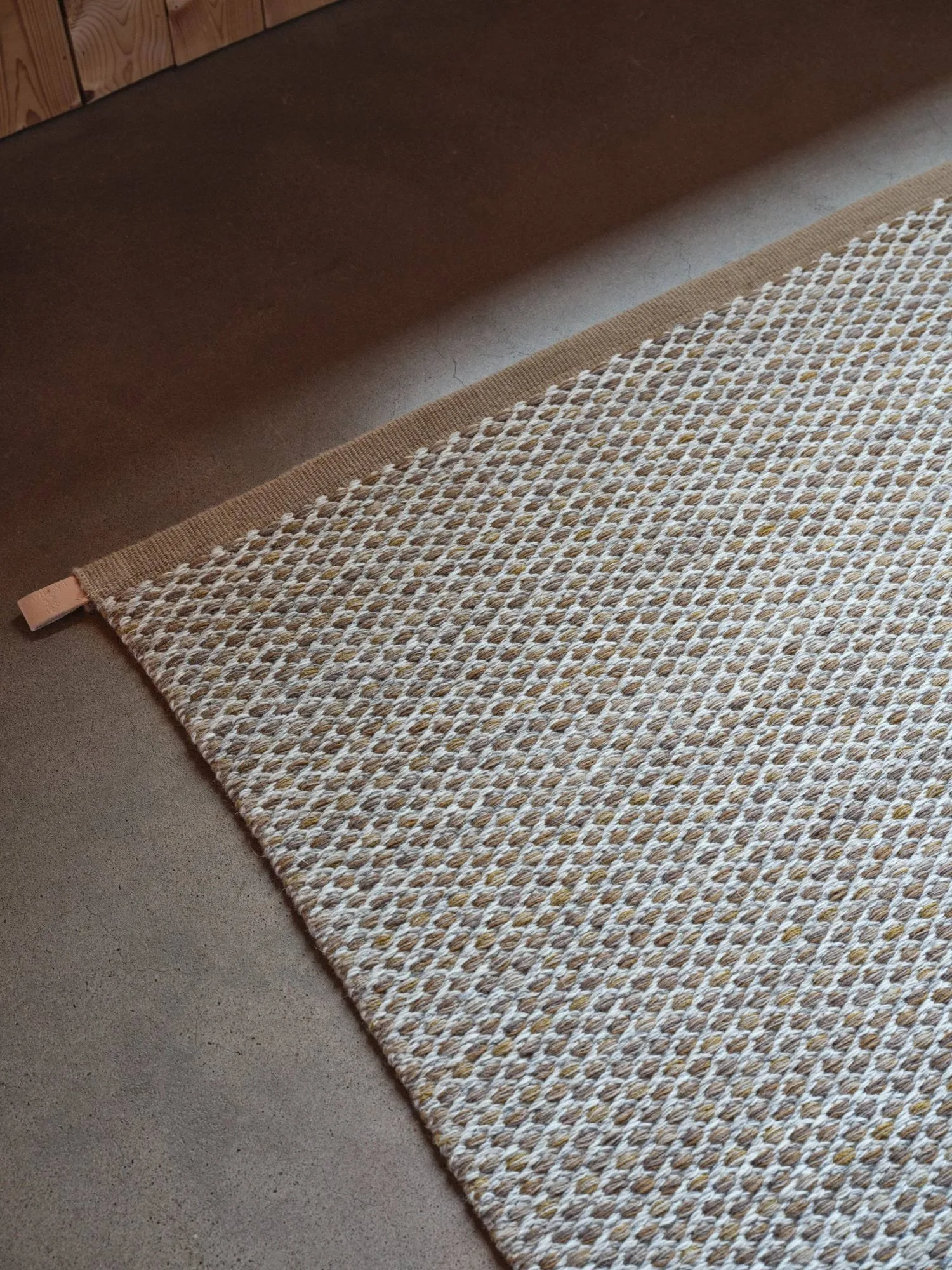 Ori uldtæppe, 870 Honeycomb, 270x270 cm, med backing Kasthall