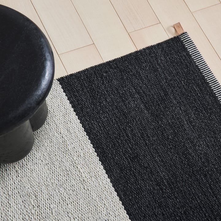 Wide Stripe Icon tæppe - Midnight black 554, 300x200 cm - Kasthall