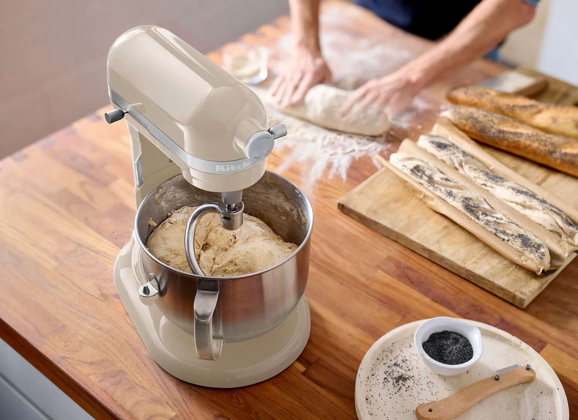 Artisan 5KSM70 køkkenmaskine med løftearm 6,6 L, Almond cream KitchenAid