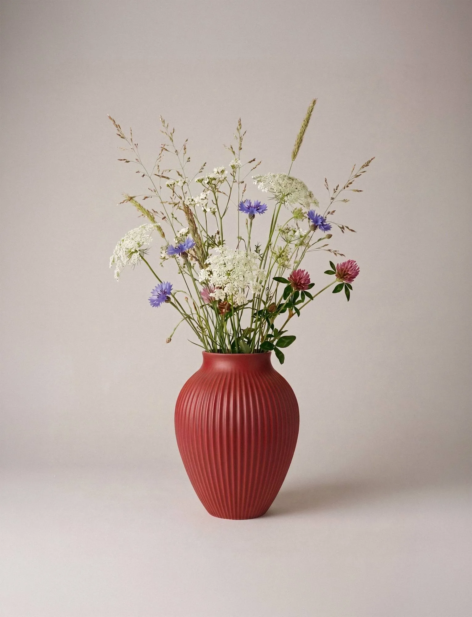 Knabstrup vase riflet 20 cm, Soft cherry red Knabstrup Keramik