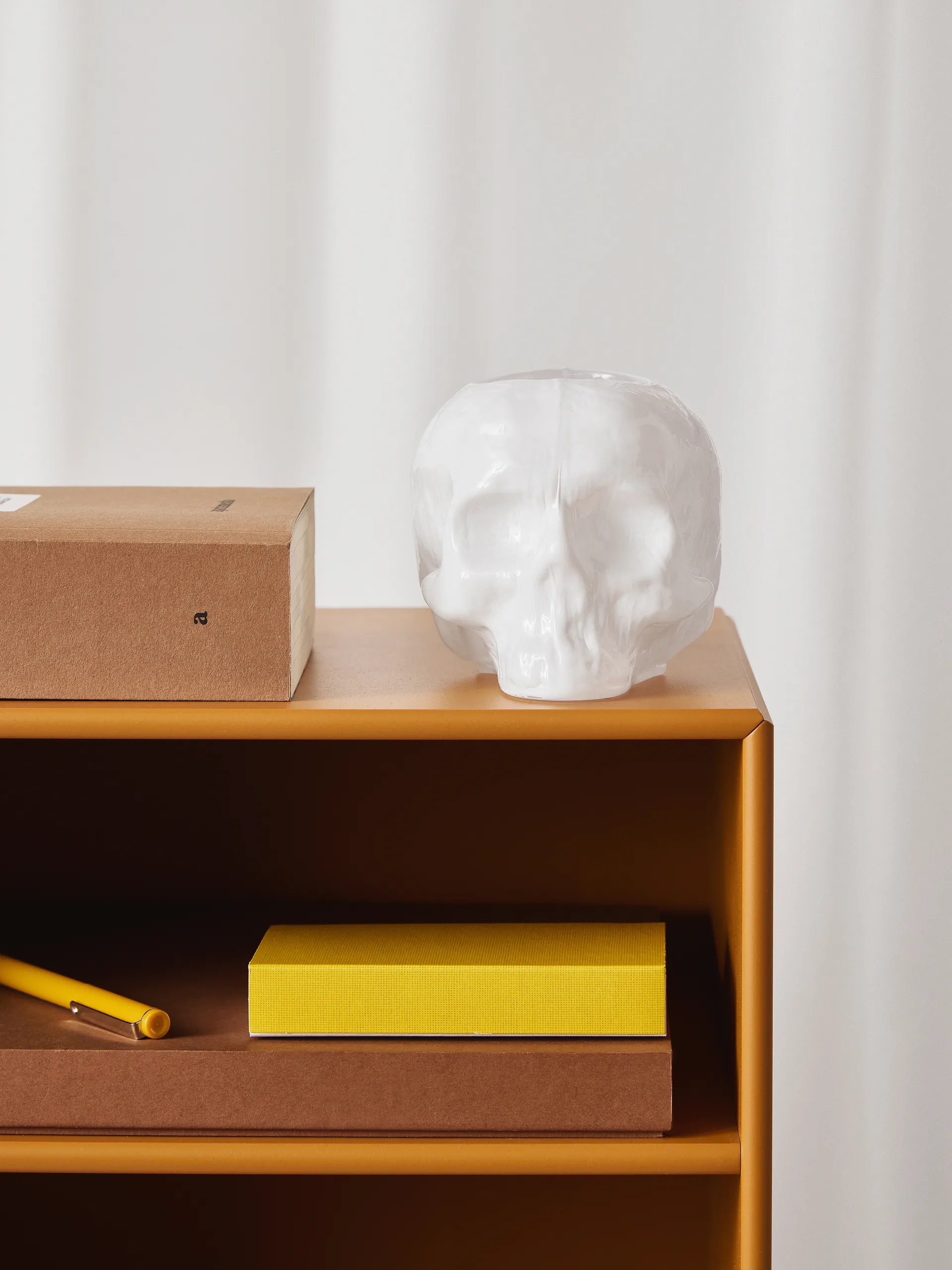 Skull lysestage 8,5 cm, Hvid Kosta Boda