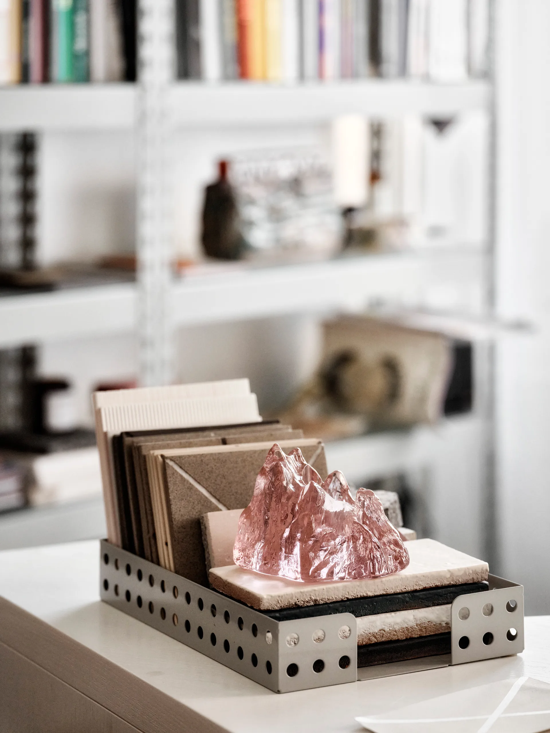 The Rock fyrfadsstage 91 mm, Lyserød Kosta Boda