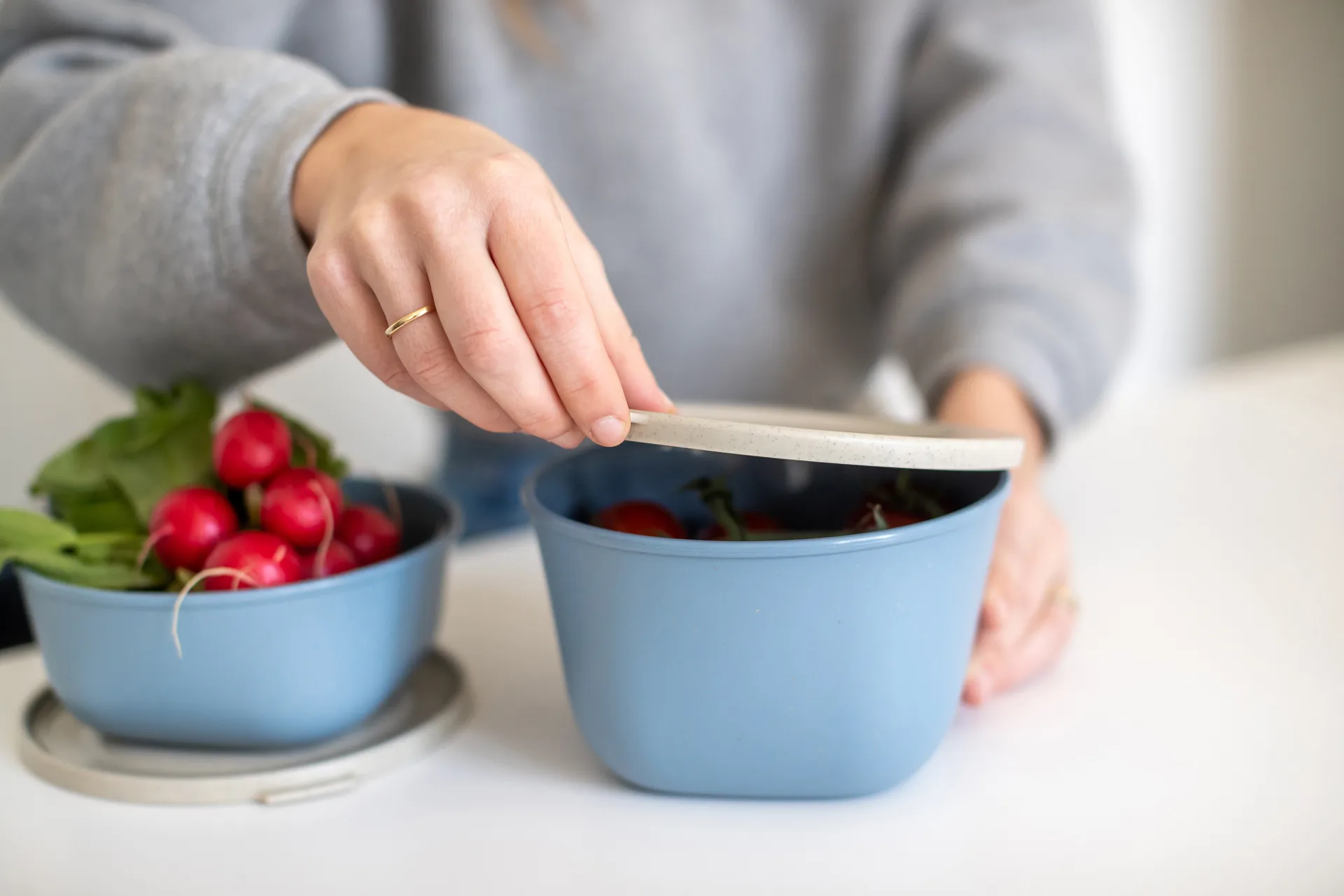 Connect skål med låg 1 L biocirkulær termoplast, Nature flower blue Koziol