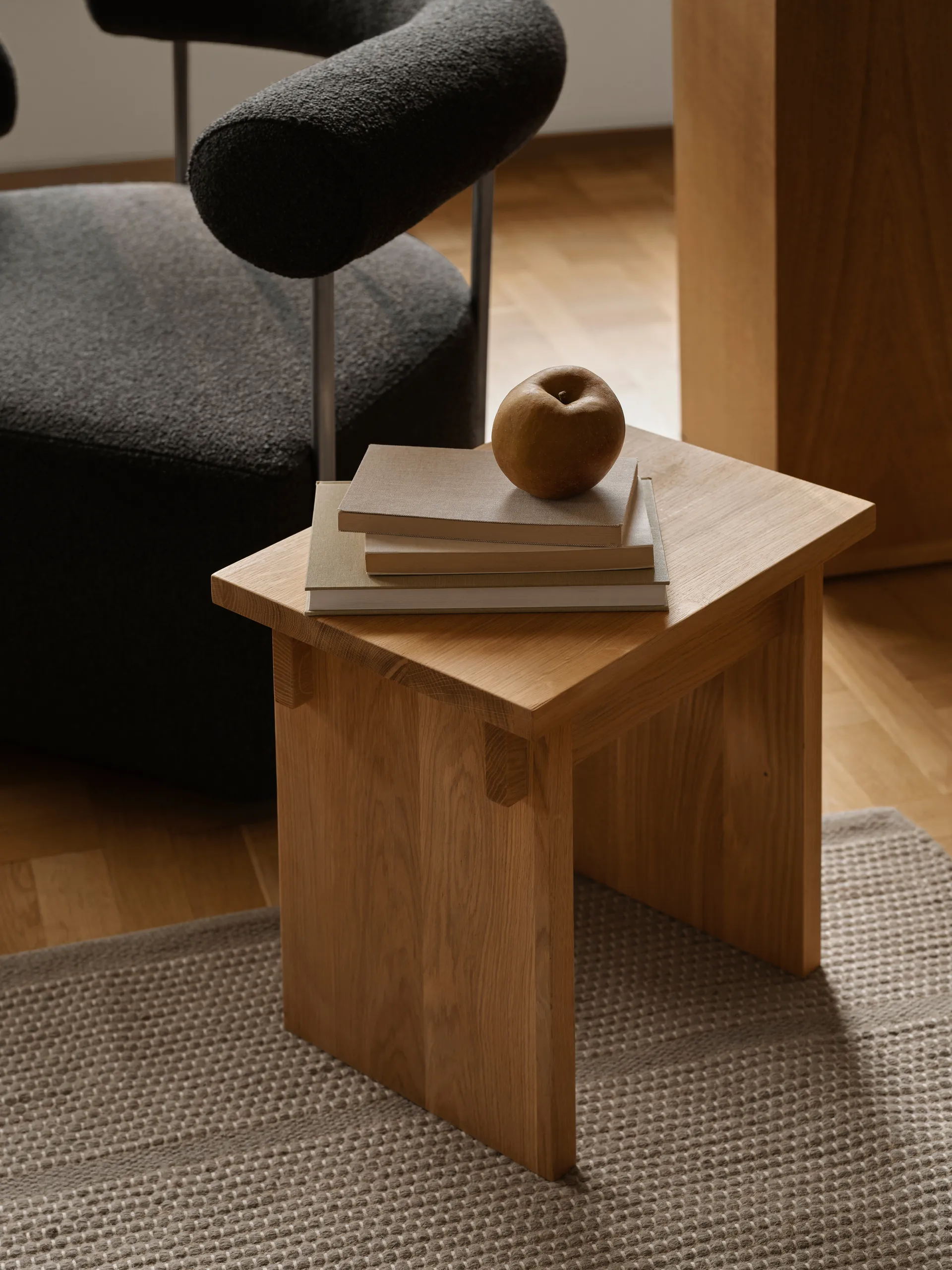 Artisan skammel 30x40 cm, Varmlakeret eg Kristina Dam Studio