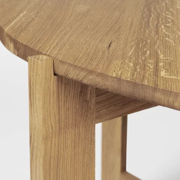 Collector spisebord Ø120×74 cm - Varm lakeret eg - Kristina Dam Studio