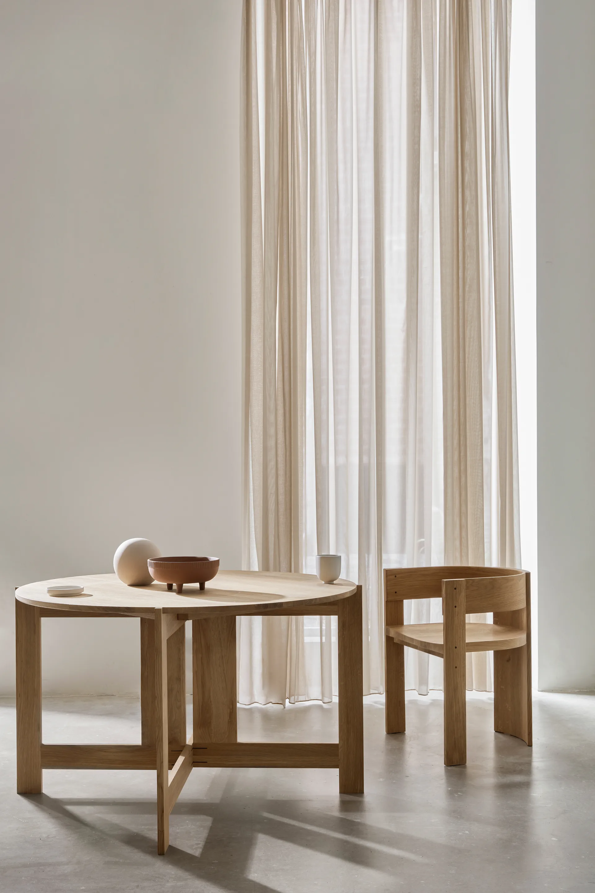 Collector spisebord Ø120×74 cm, Varm lakeret eg Kristina Dam Studio