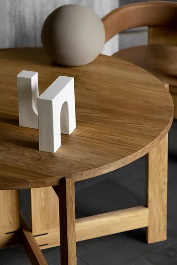 Collector spisebord Ø120×74 cm - Varm lakeret eg - Kristina Dam Studio