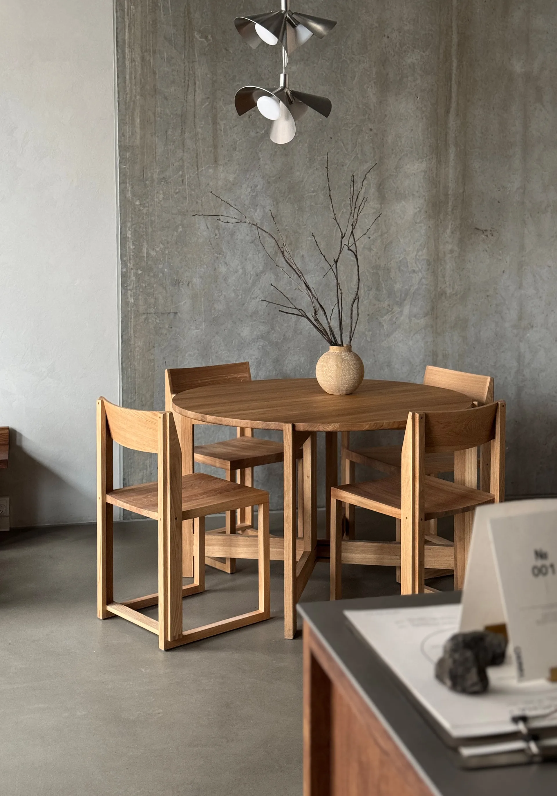 Collector spisebord Ø120×74 cm, Varm lakeret eg Kristina Dam Studio