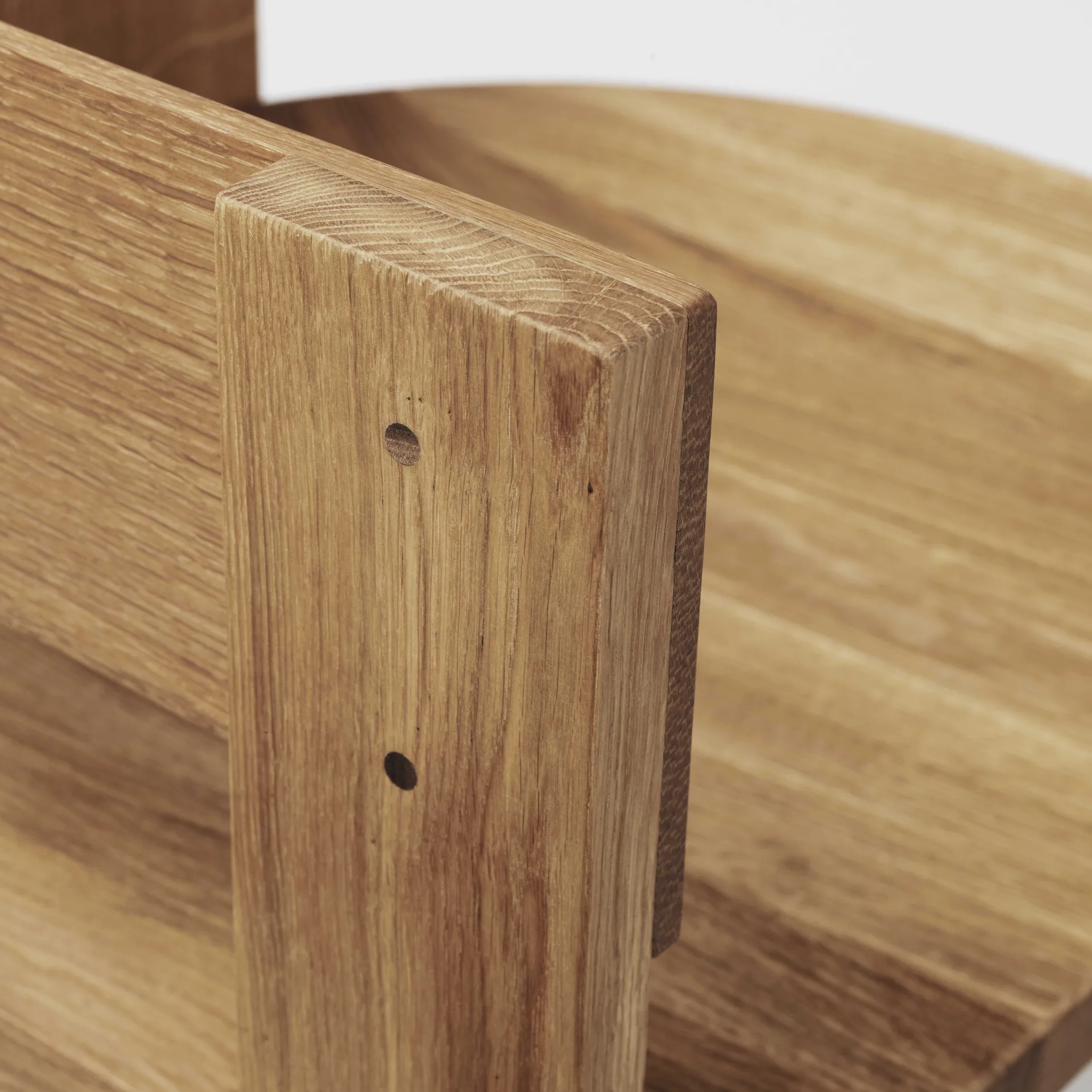 Collector stol, Varm lakeret eg-valnød Kristina Dam Studio