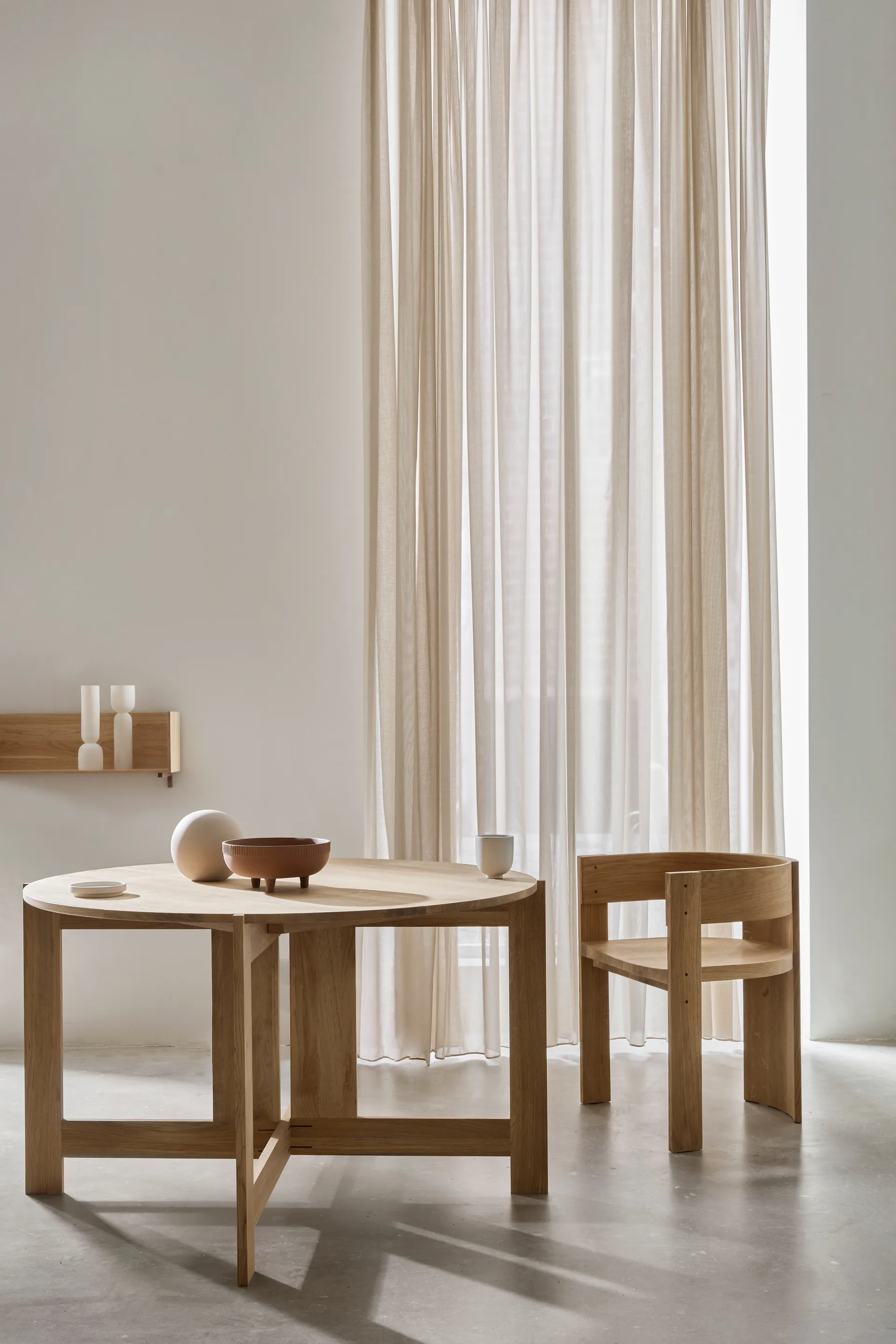 Collector stol, Varm lakeret eg-valnød Kristina Dam Studio