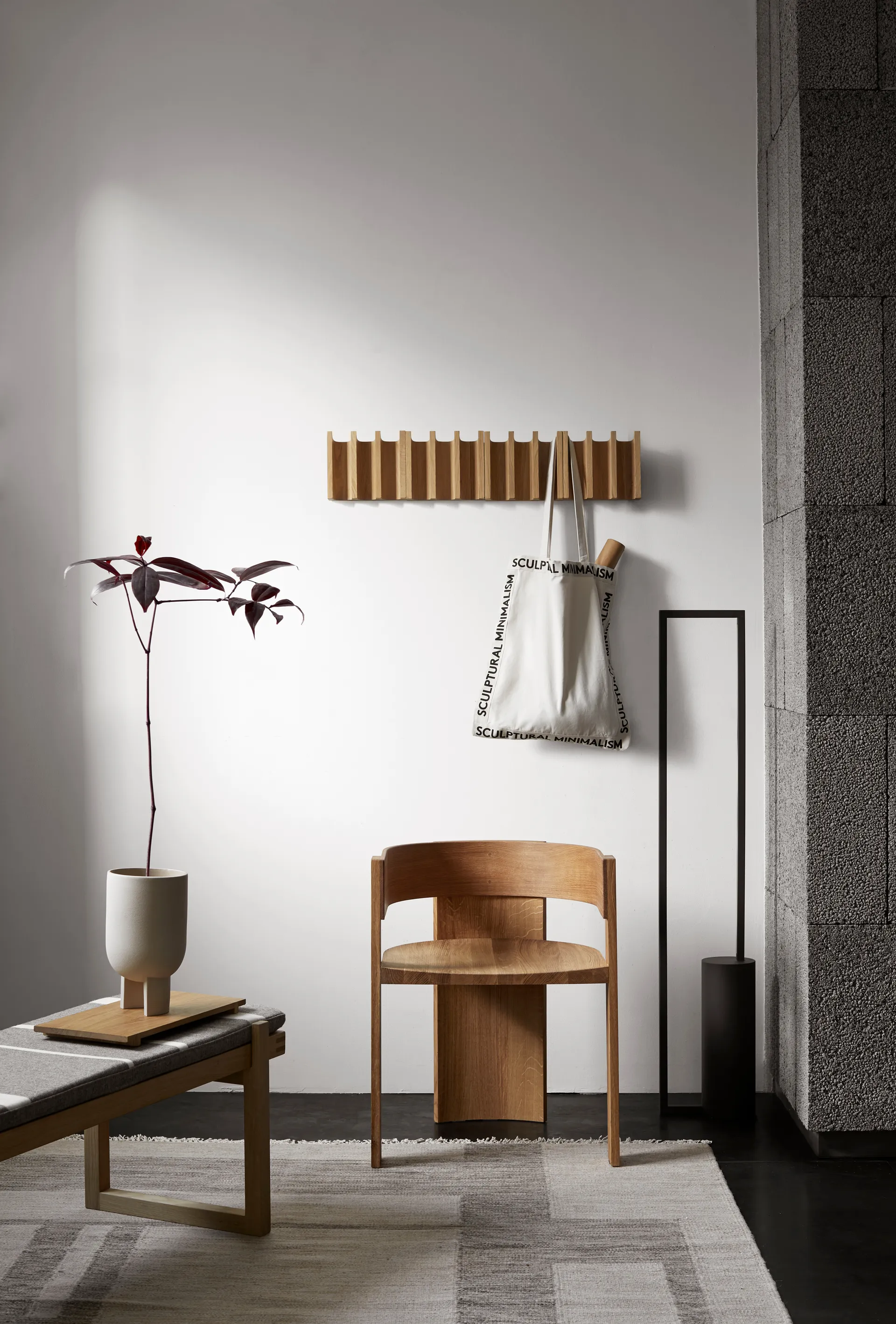 Collector stol, Varm lakeret eg-valnød Kristina Dam Studio