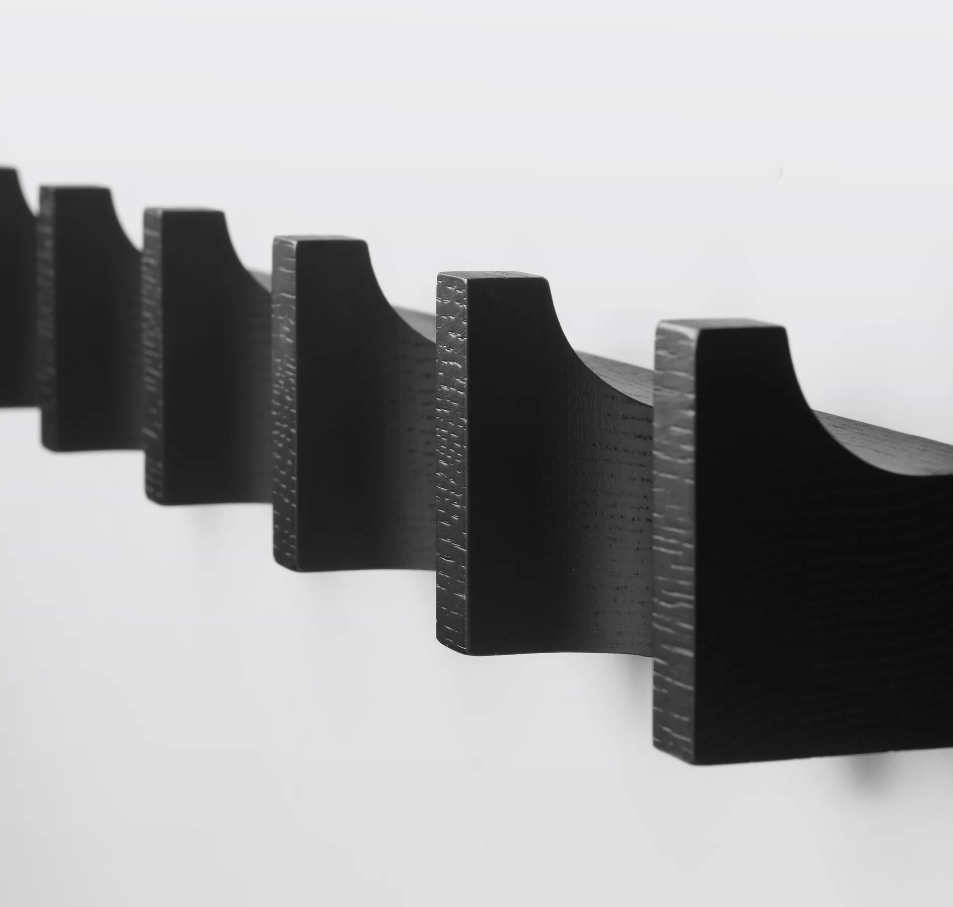 Column knagerække 49 cm, Sortlakeret eg Kristina Dam Studio