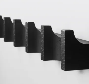 Column knagerække 49 cm - Sortlakeret eg - Kristina Dam Studio