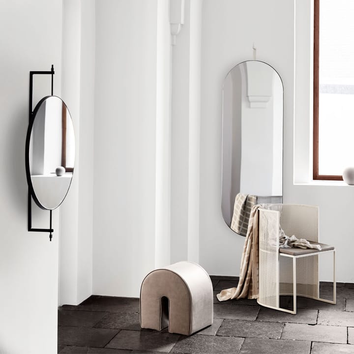 Curved siddepuf, Læder light brown Kristina Dam Studio