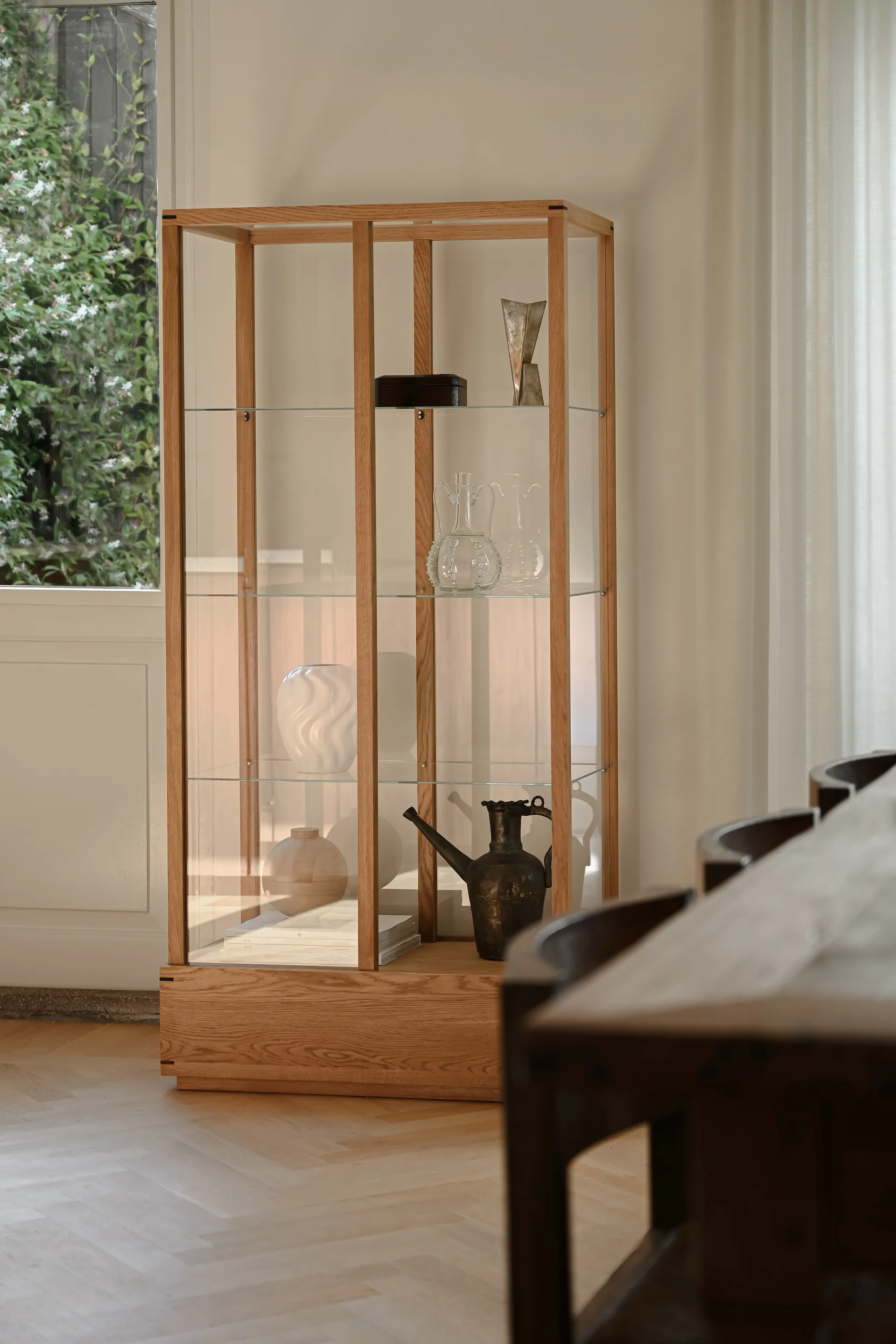 Japansk vitrineskab large, Varmolieret eg Kristina Dam Studio