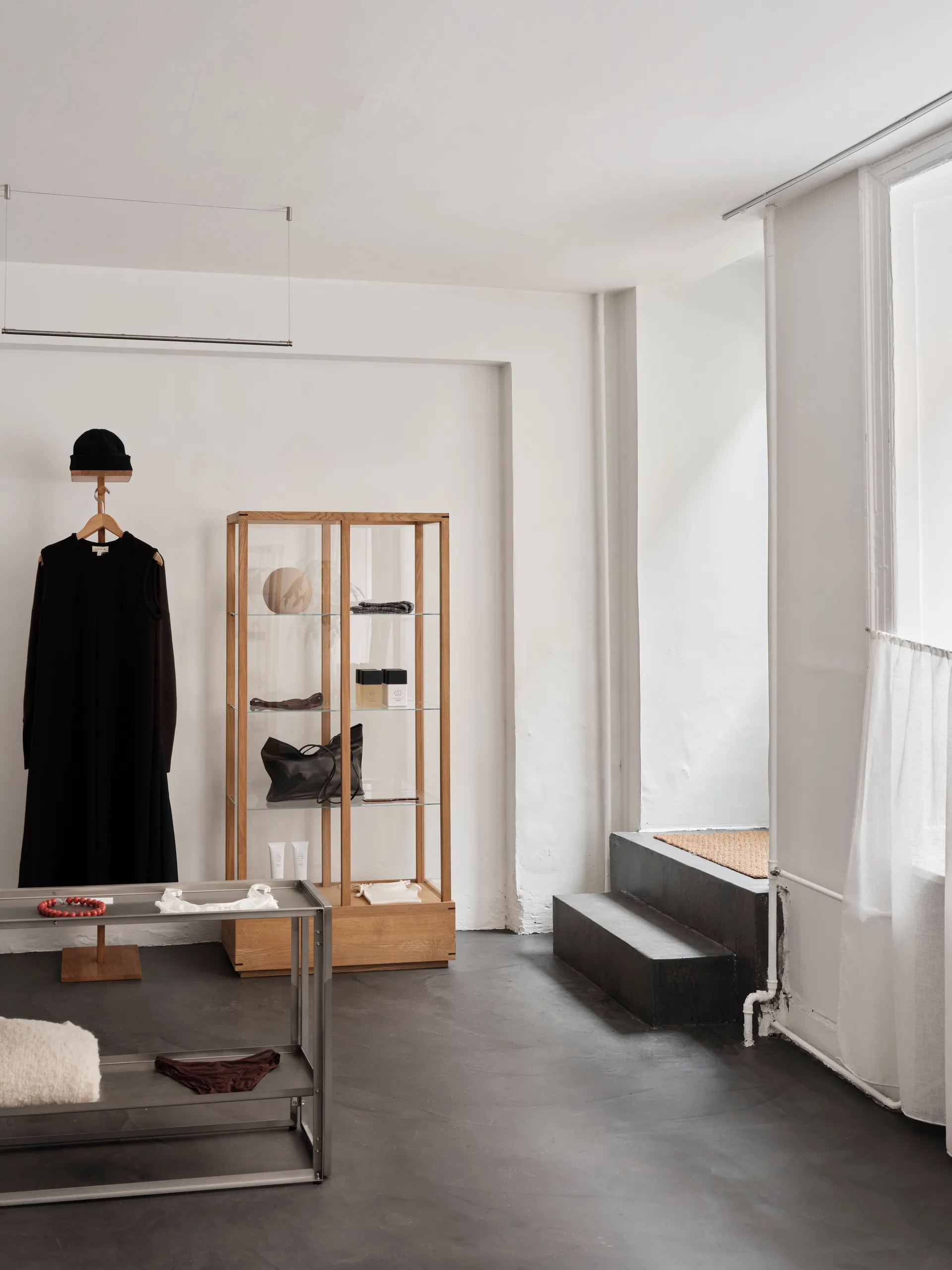 Japansk vitrineskab large, Varmolieret eg Kristina Dam Studio