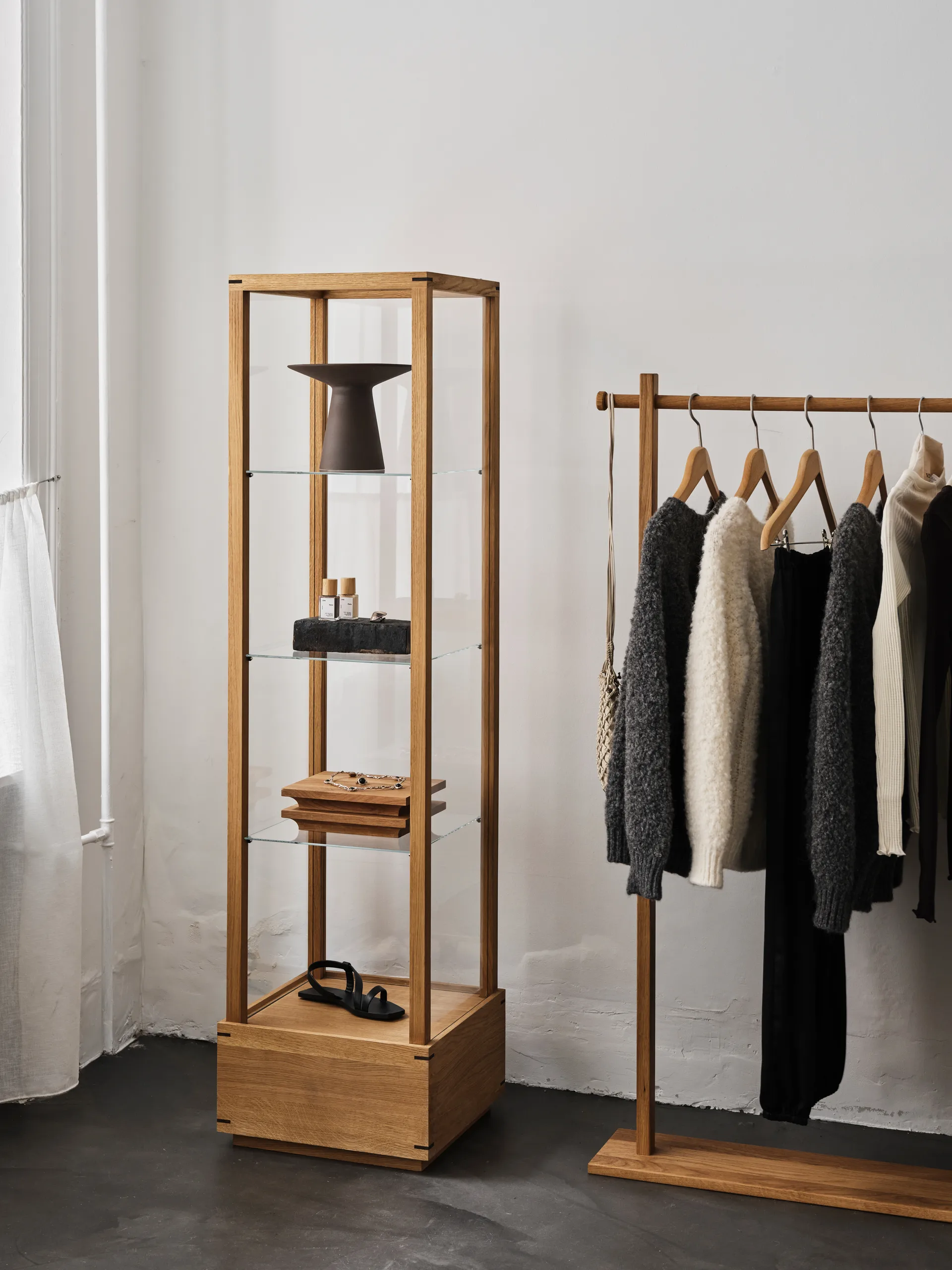 Japansk vitrineskab medium, Varmolieret eg Kristina Dam Studio