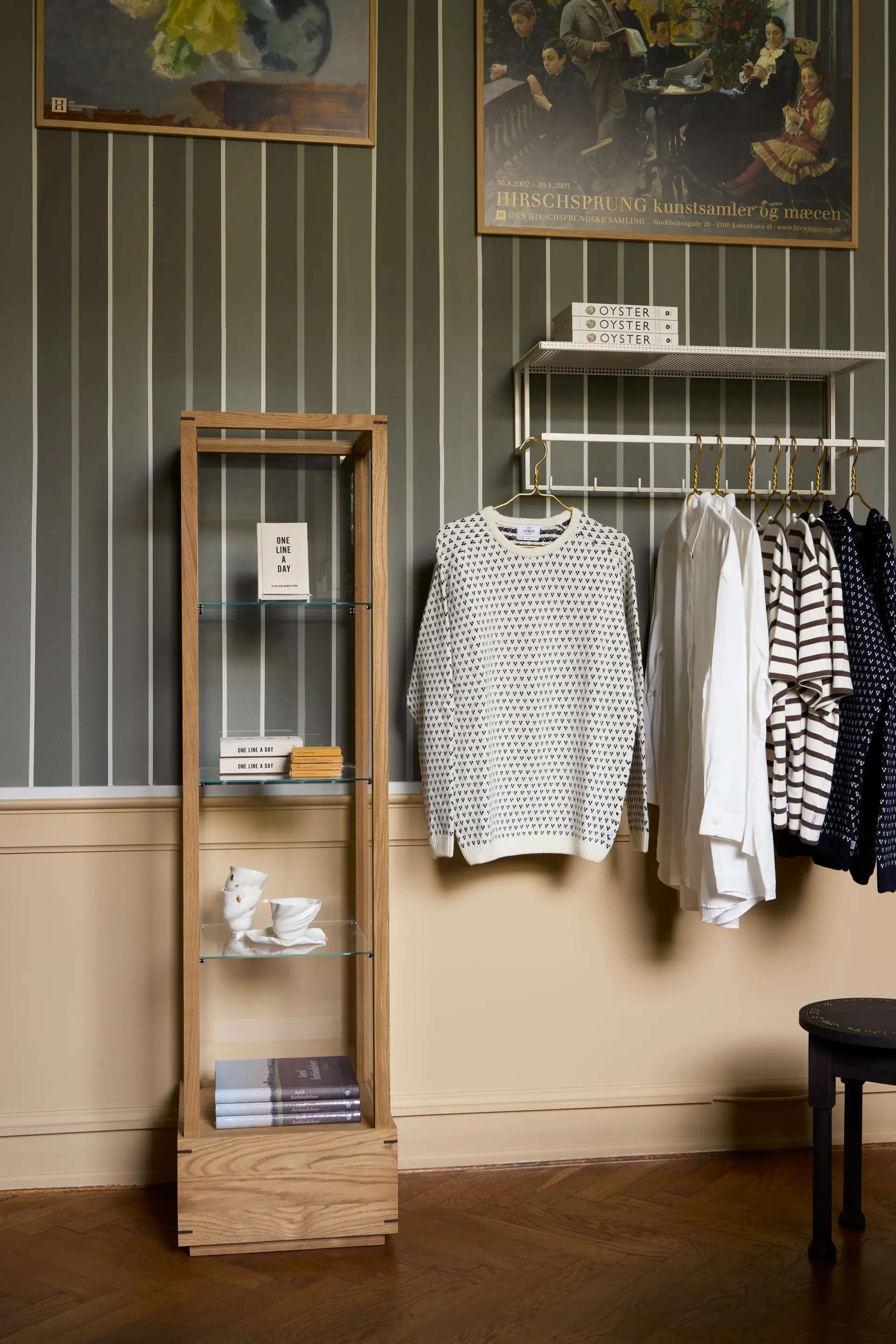 Japansk vitrineskab medium, Varmolieret eg Kristina Dam Studio