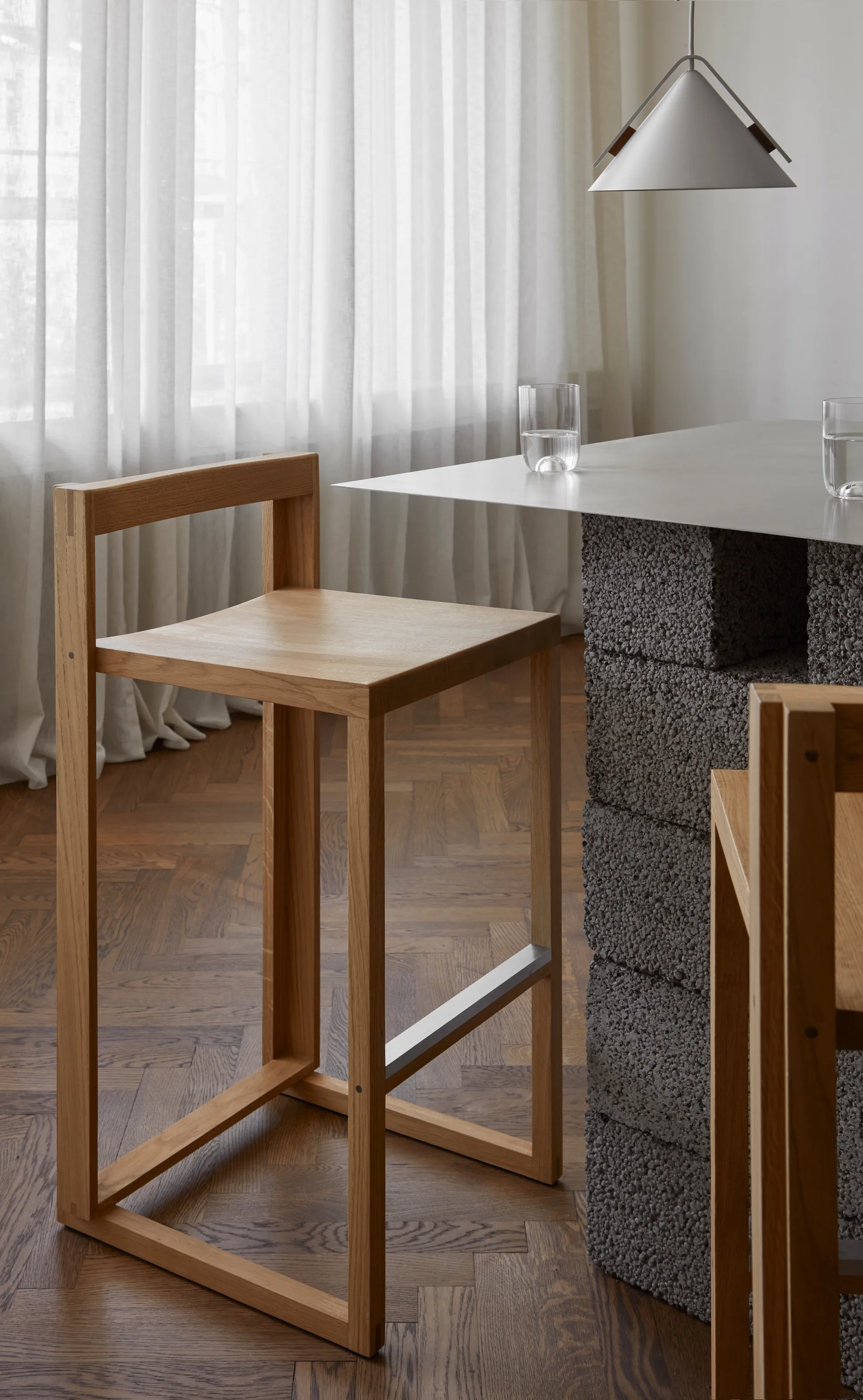 Outline barstol 75 cm, Varm­lakeret eg-børstet stål Kristina Dam Studio