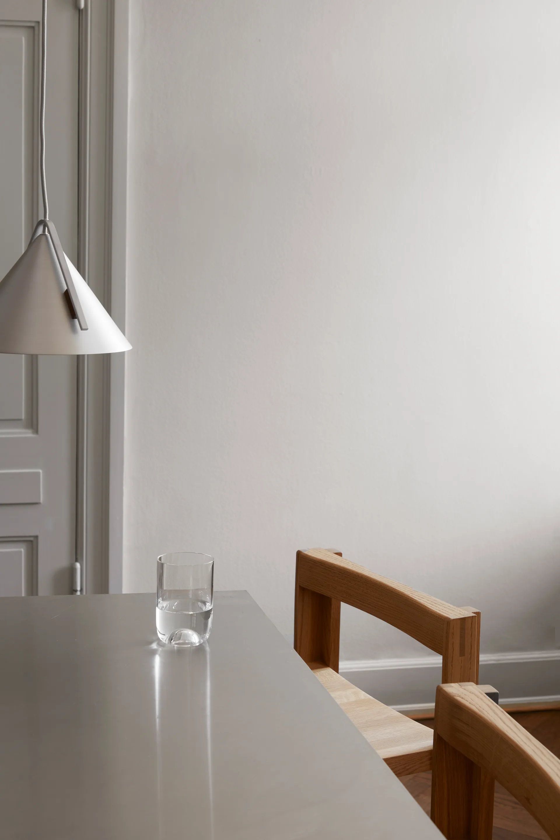 Outline barstol 75 cm, Varm­lakeret eg-børstet stål Kristina Dam Studio