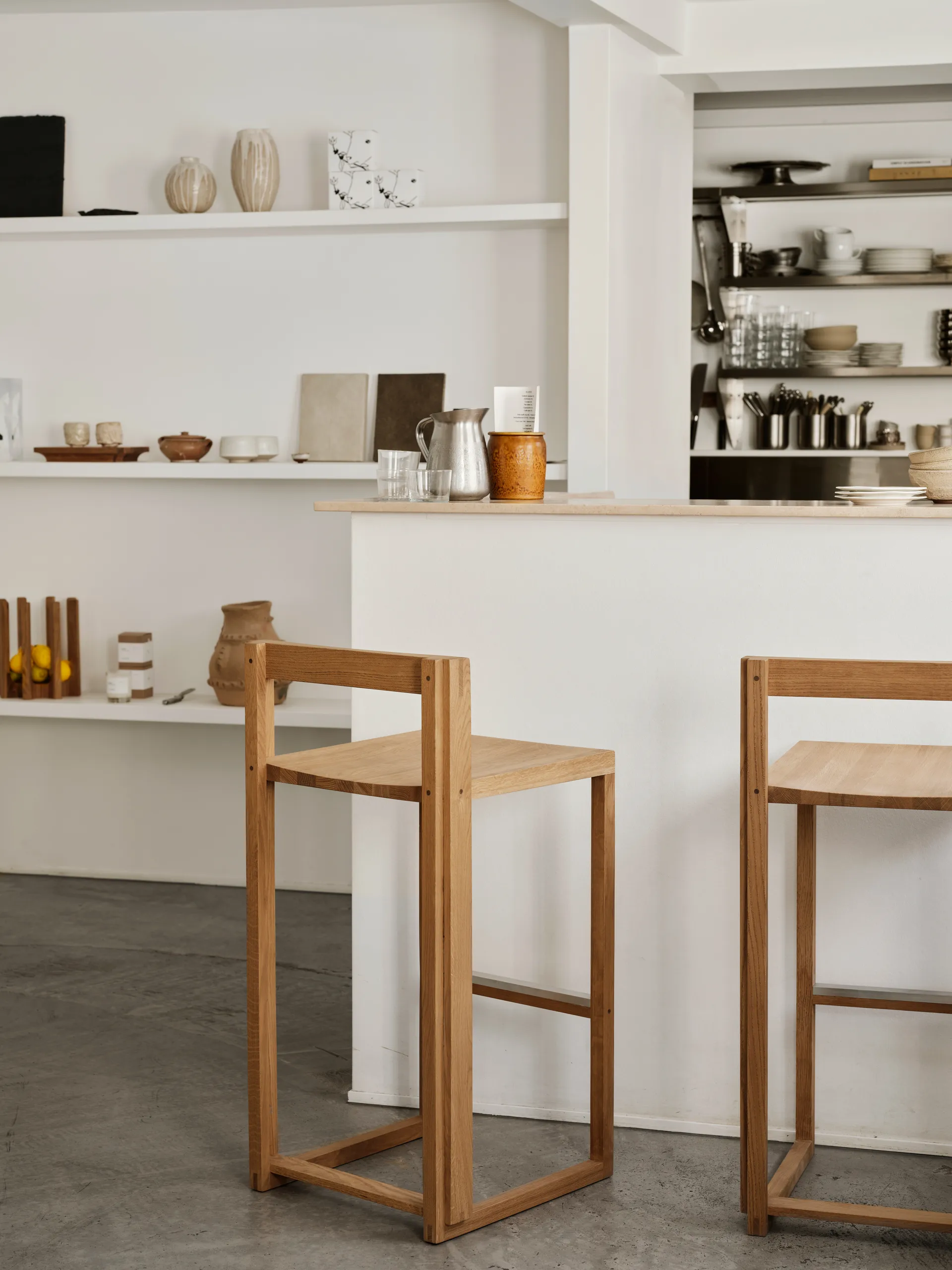 Outline barstol 75 cm, Varm­lakeret eg-børstet stål Kristina Dam Studio