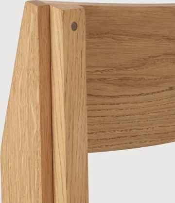 Outline stol - Varm lakeret eg-valnød - Kristina Dam Studio