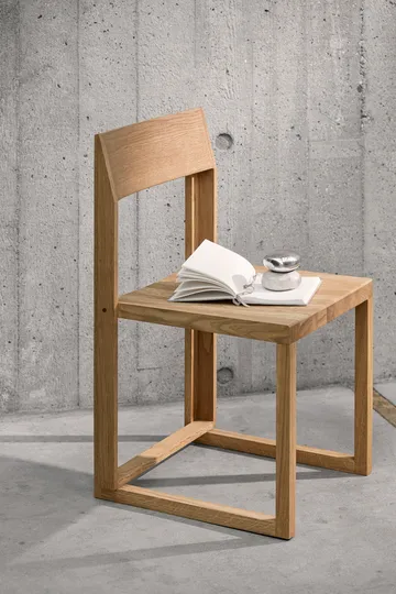 Outline stol - Varm lakeret eg-valnød - Kristina Dam Studio