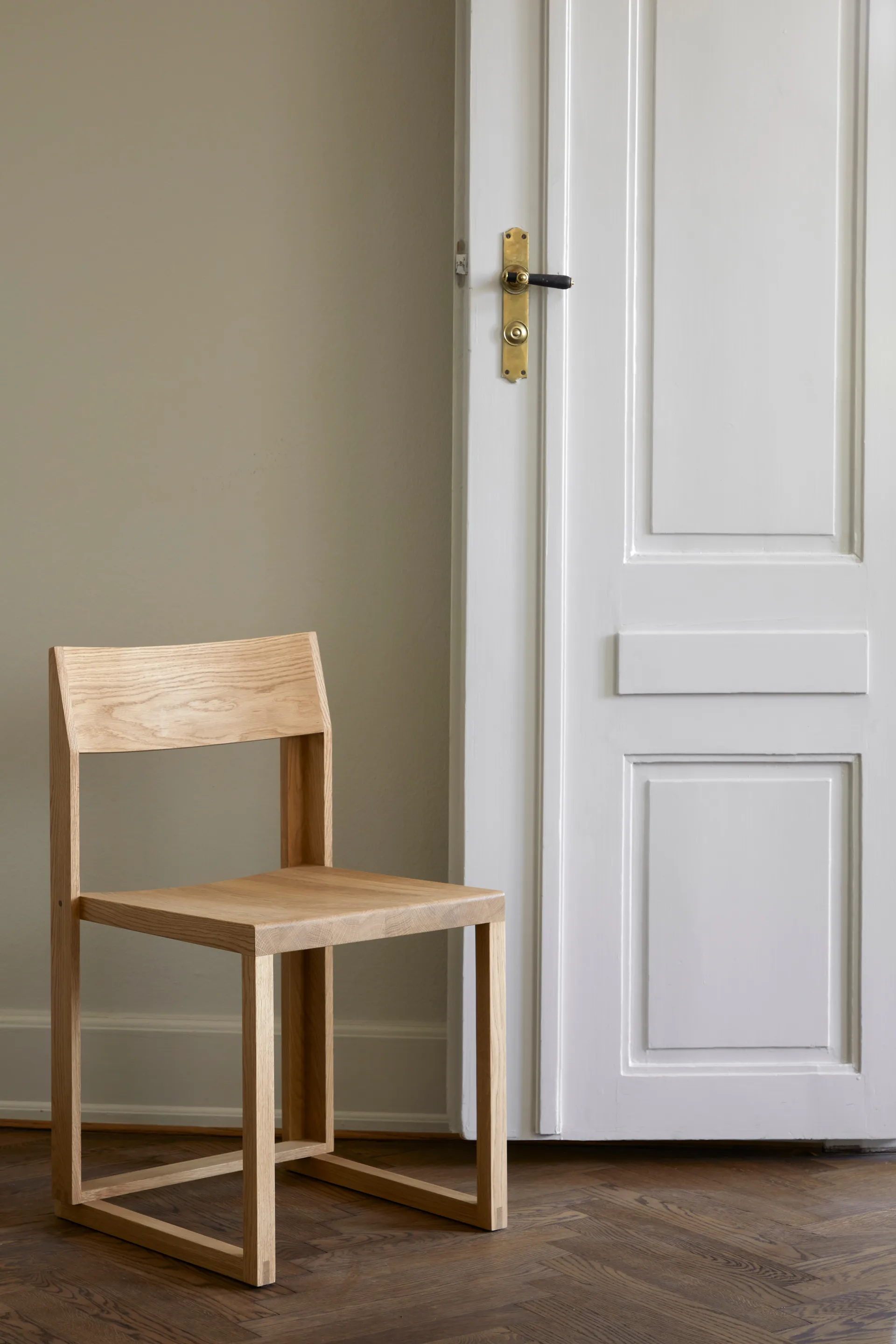 Outline stol, Varm lakeret eg-valnød Kristina Dam Studio