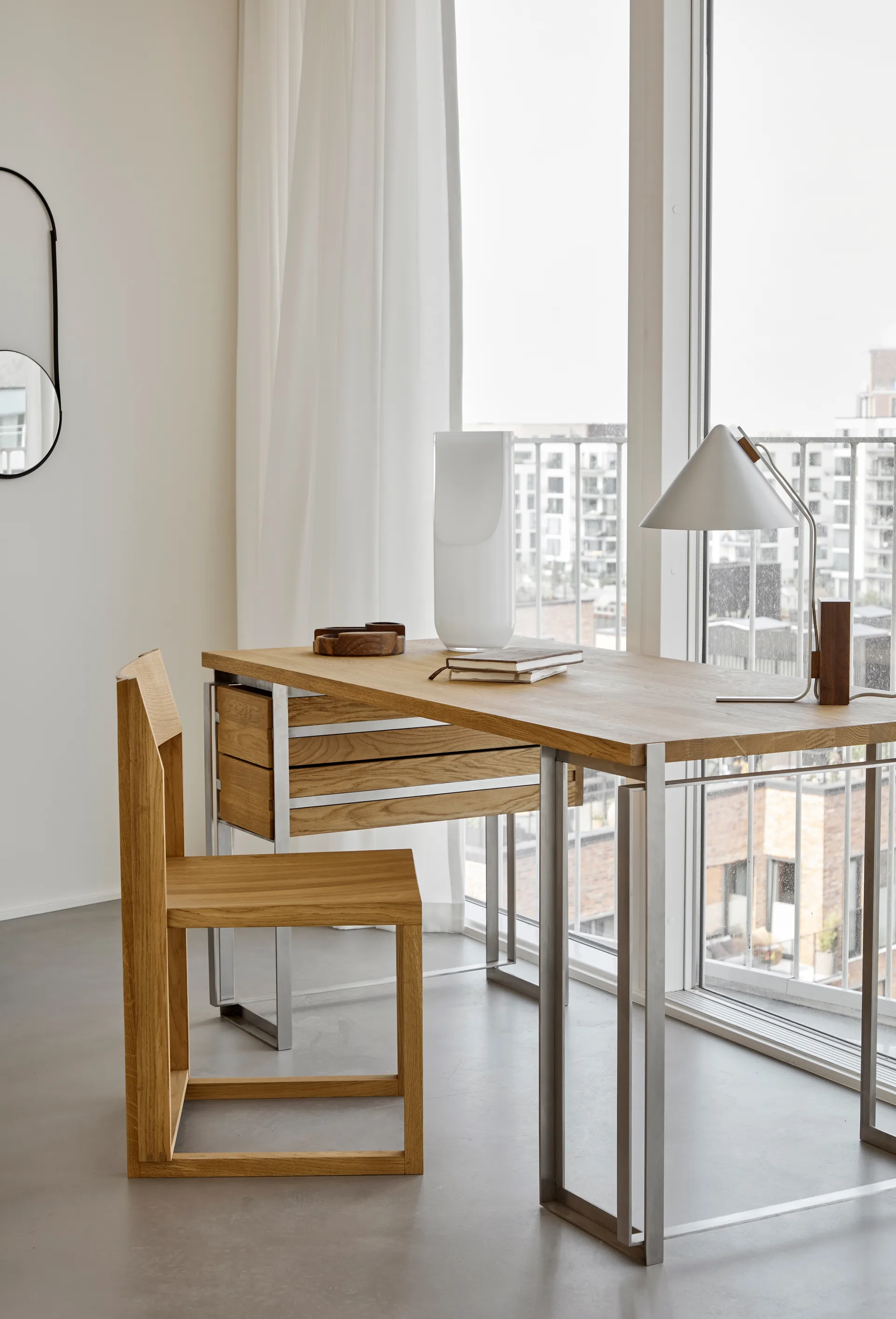 Outline stol, Varm lakeret eg-valnød Kristina Dam Studio