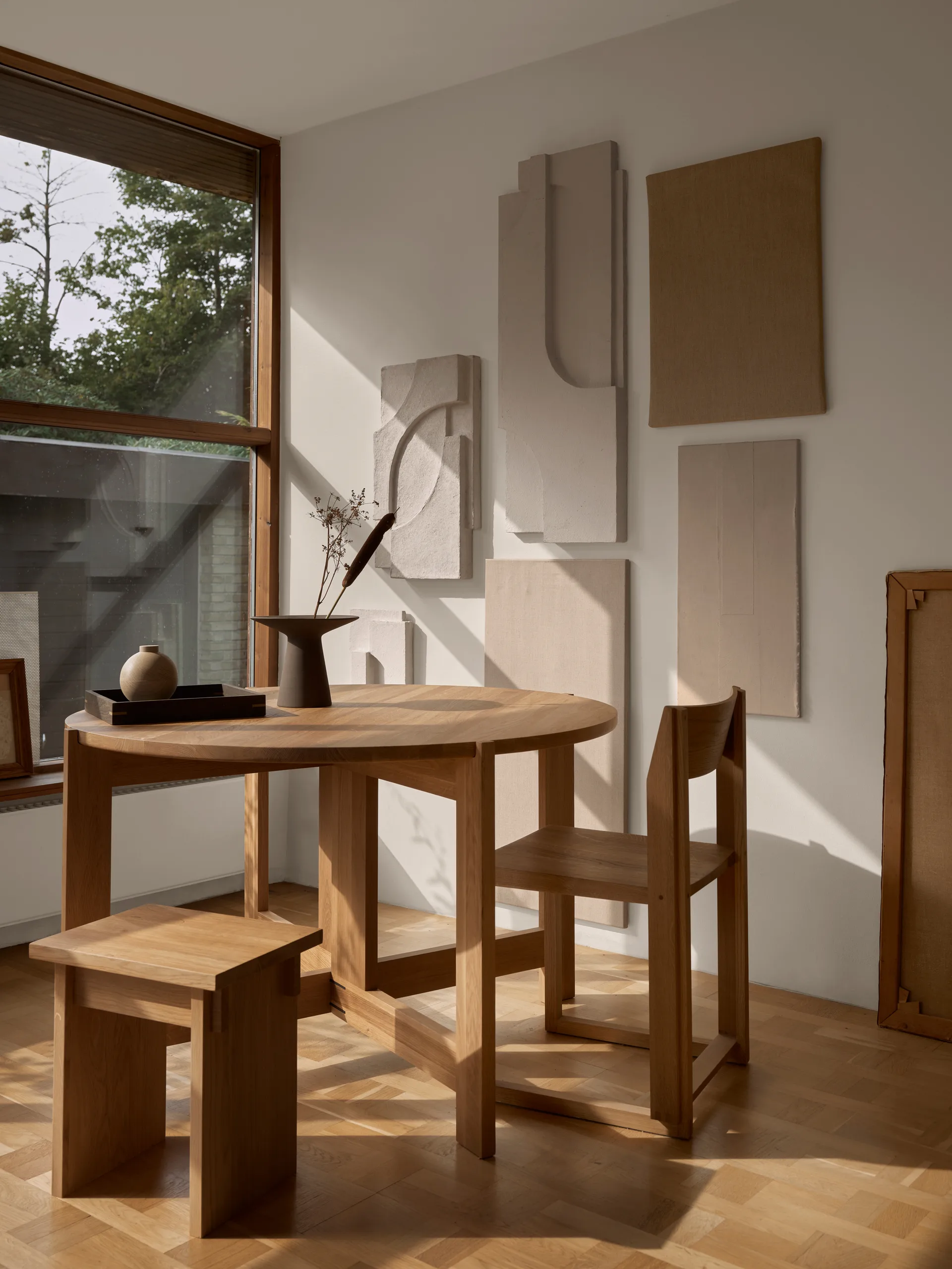 Outline stol, Varm lakeret eg-valnød Kristina Dam Studio