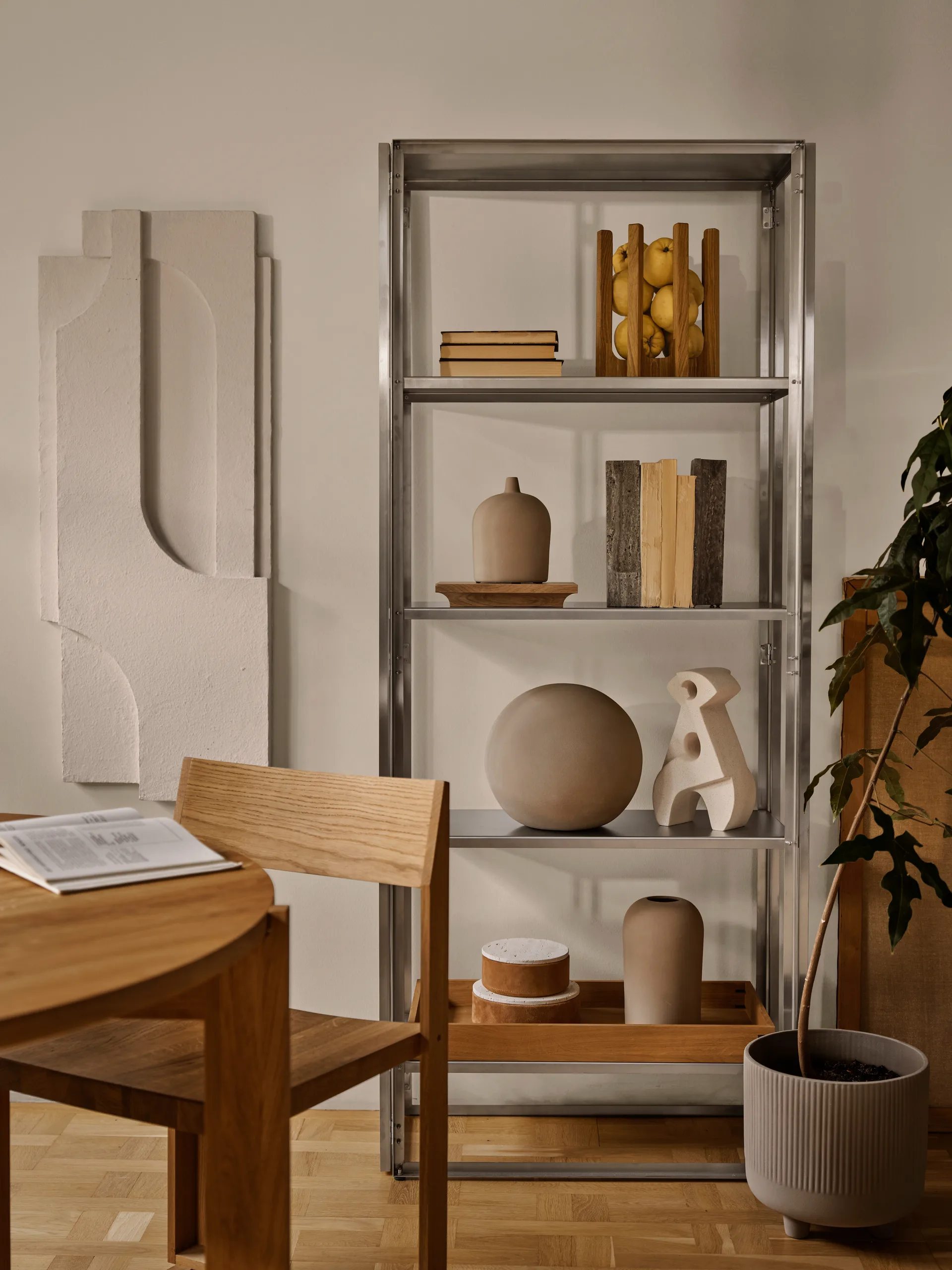 Serif Relief vægdekoration L, Off white Kristina Dam Studio