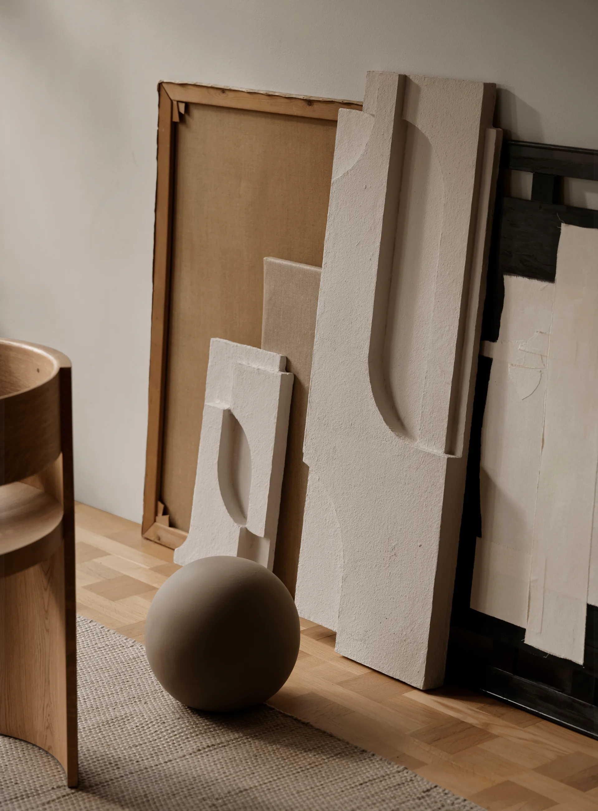 Serif Relief vægdekoration L, Off white Kristina Dam Studio