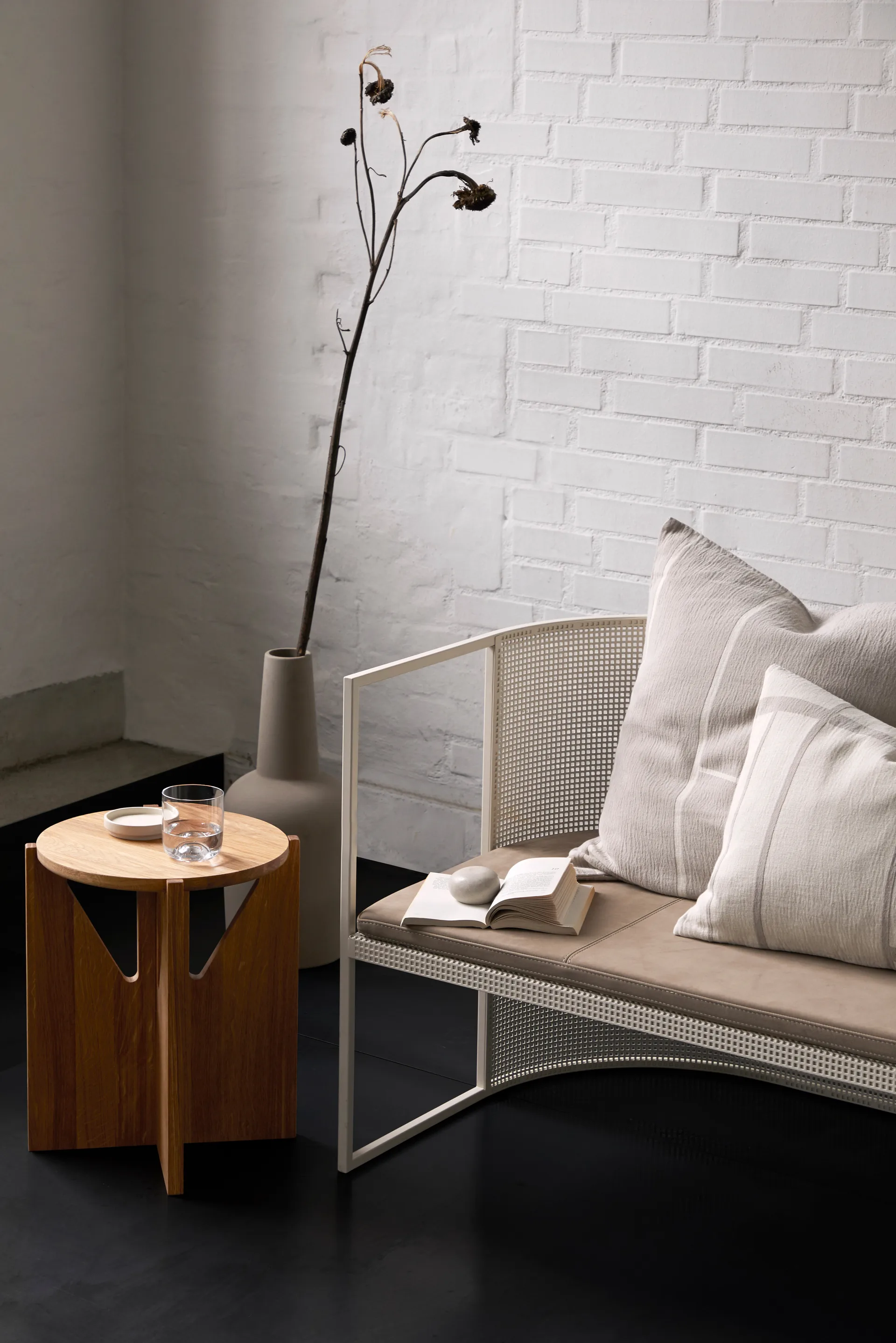 Simple skammel Ø36 cm, Varm lakeret eg Kristina Dam Studio