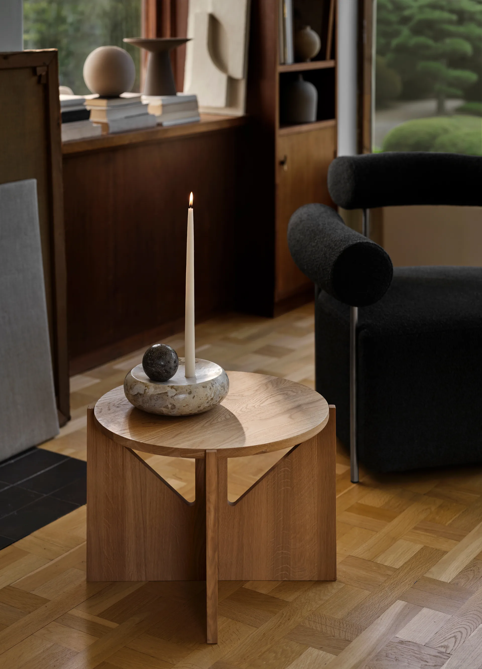 Simple sofabord Ø52 cm, Varm lakeret eg Kristina Dam Studio