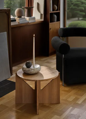 Simple sofabord Ø52 cm - Varm lakeret eg - Kristina Dam Studio