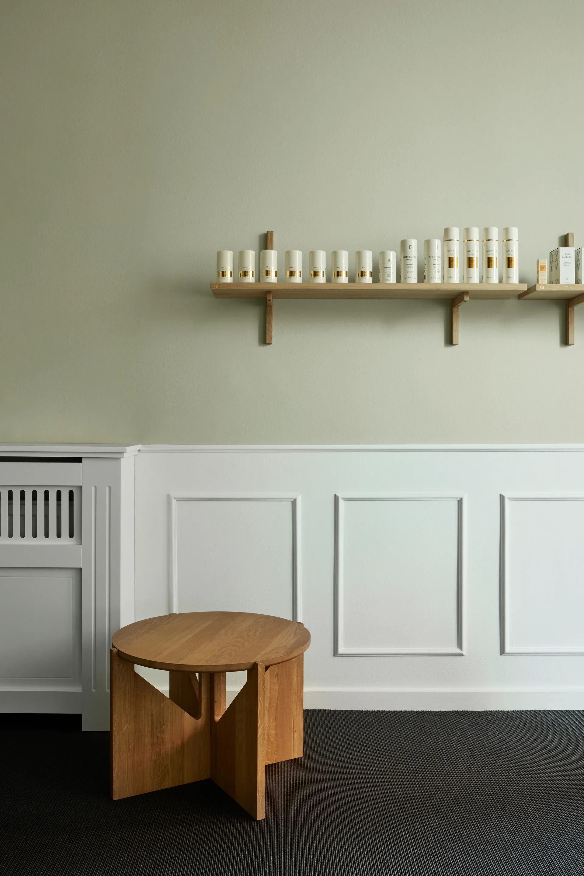 Simple sofabord Ø52 cm, Varm lakeret eg Kristina Dam Studio