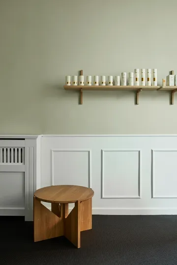 Simple sofabord Ø52 cm - Varm lakeret eg - Kristina Dam Studio