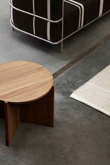 Simple sofabord Ø52 cm - Varm lakeret eg - Kristina Dam Studio
