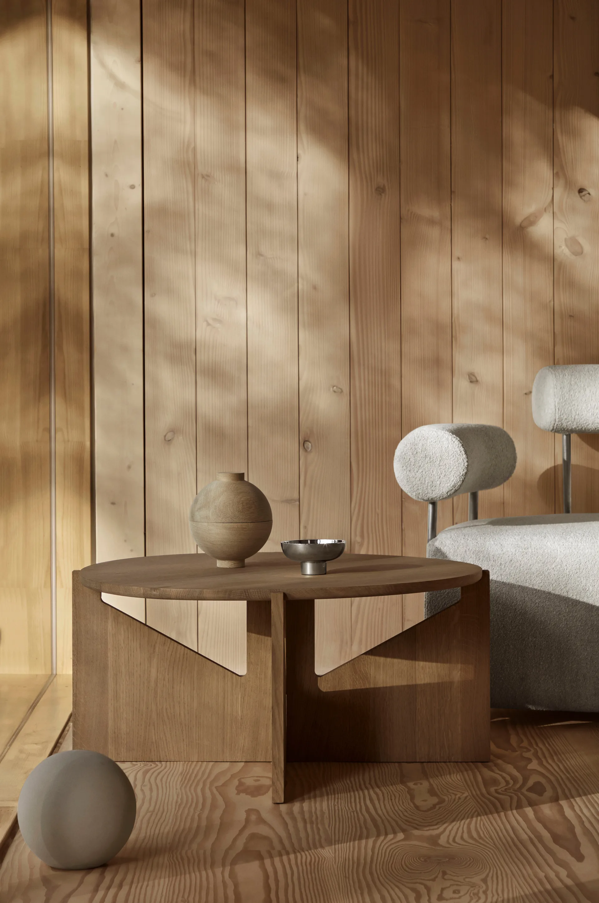 Simple XL sofabord Ø78 cm, Varm lakeret eg Kristina Dam Studio