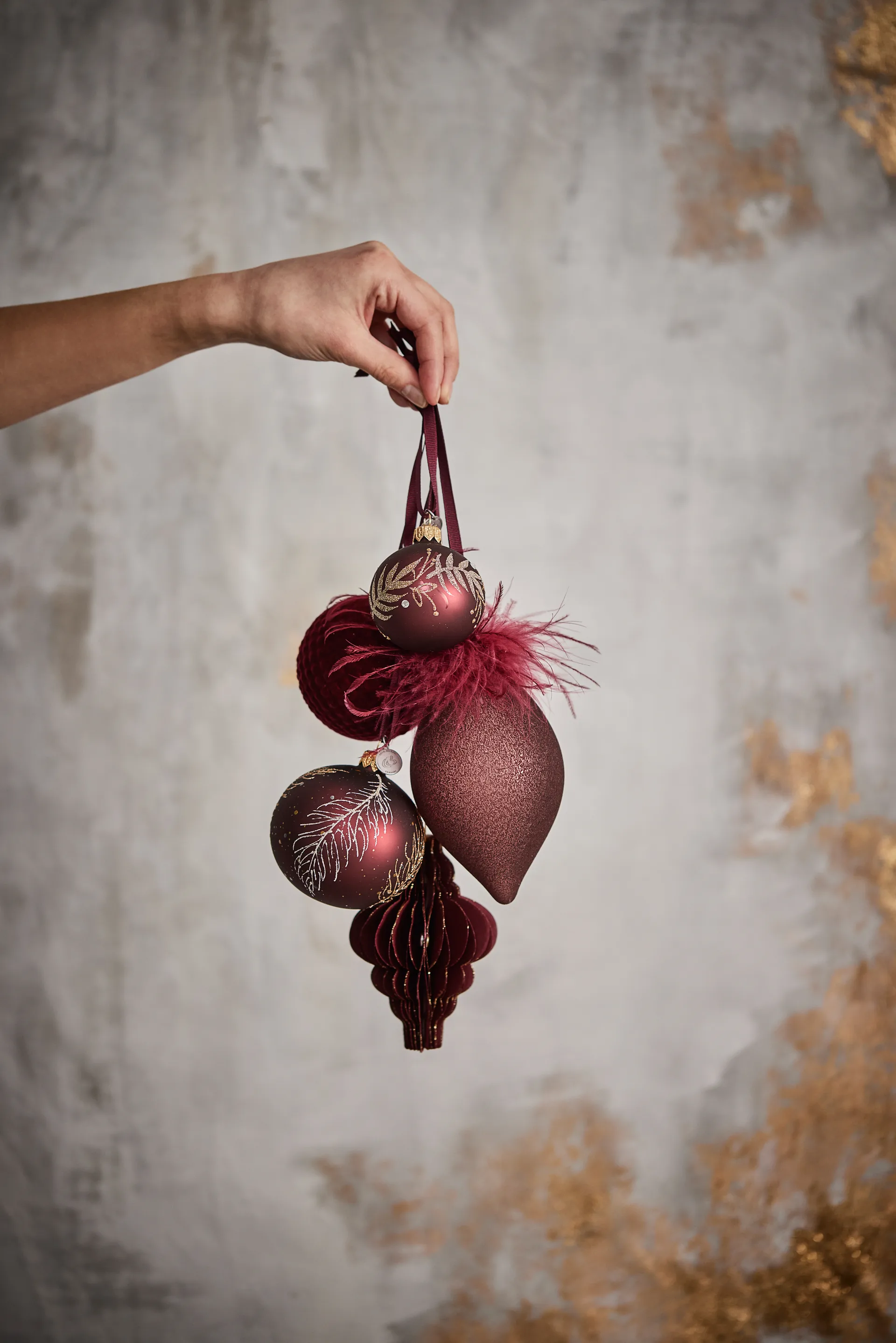 Cadelia julekugle med blade Ø6 cm, Pomegranate/Light gold Lene Bjerre