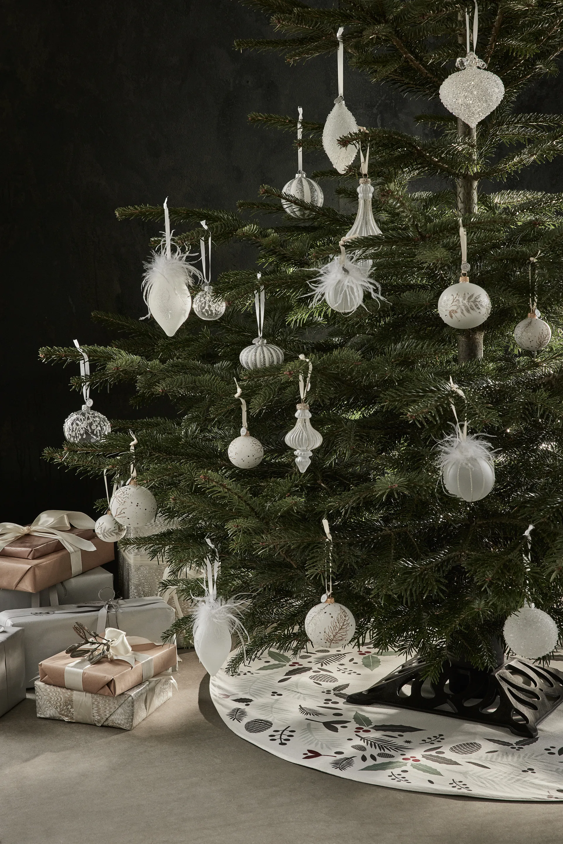 Velvitie julekugle Ø8 cm, White/Silver Lene Bjerre