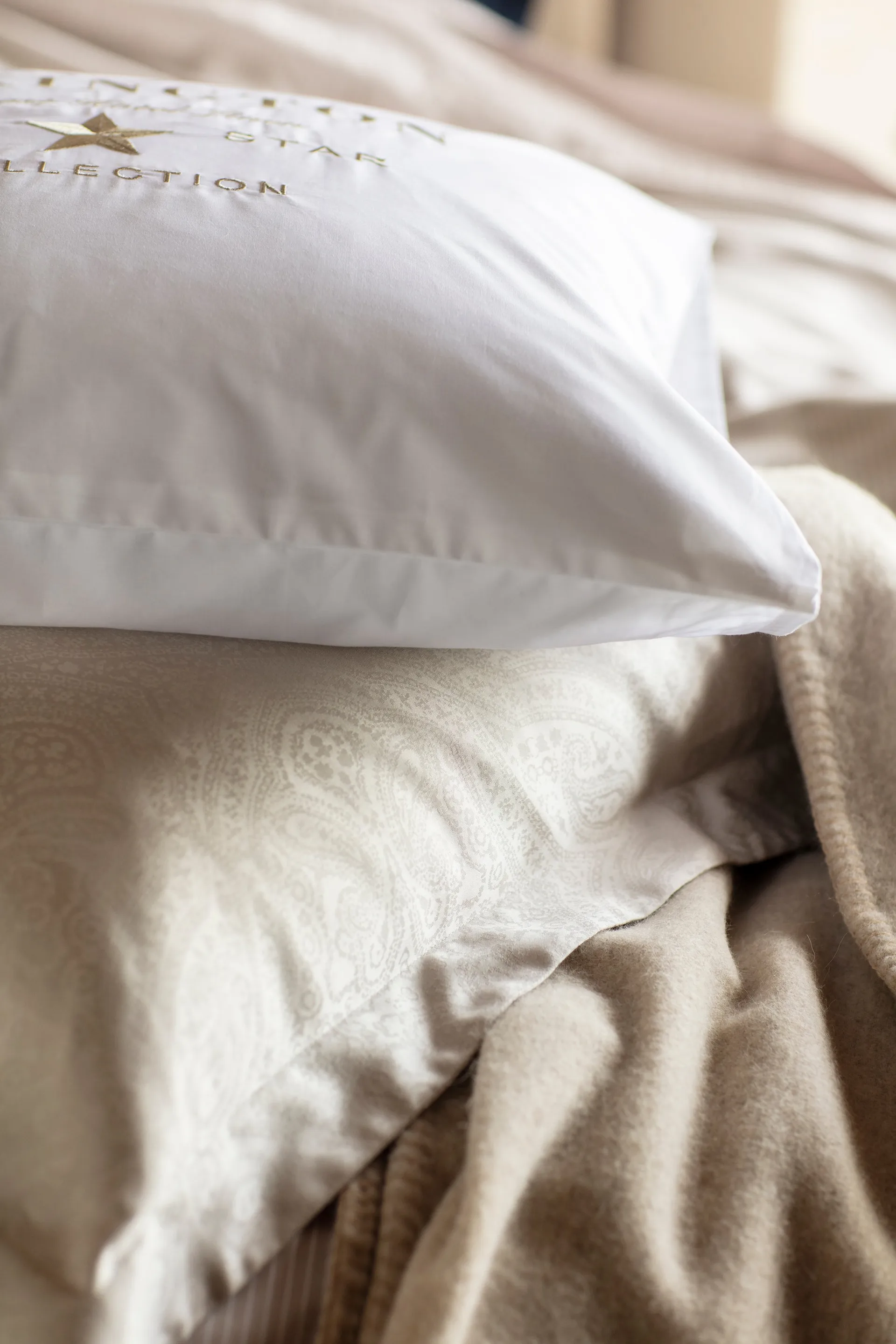 Hotel Embroidery pudebetræk 50x60 cm, Hvid/Lysbeige Lexington