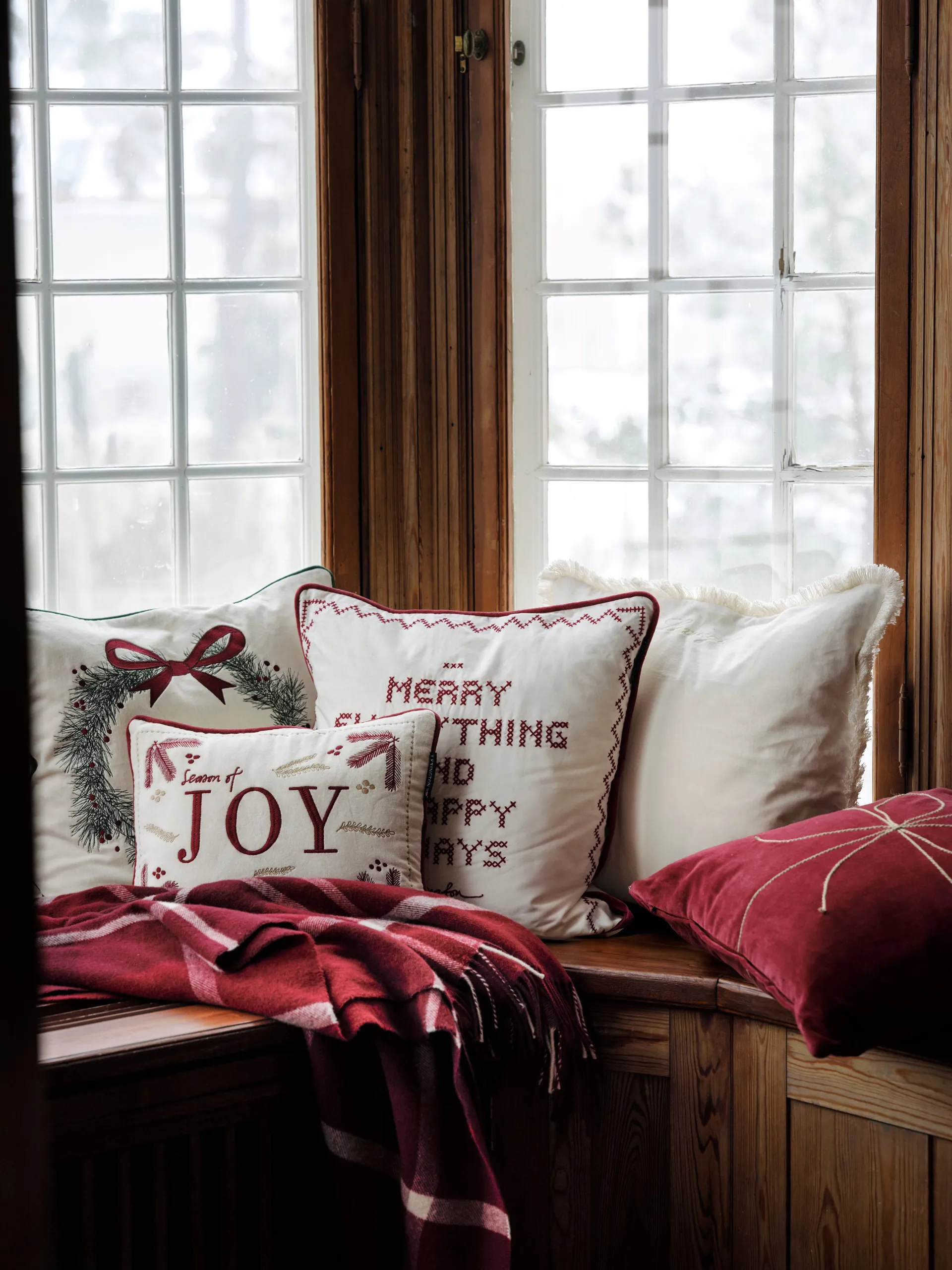 Joy organic cotton velvet pude 30x40 cm, Hvid-rød Lexington