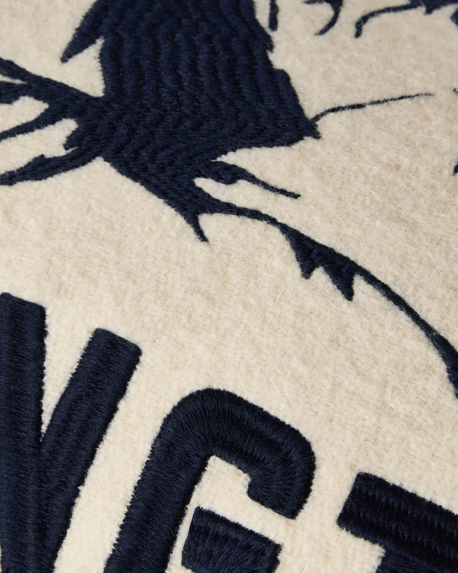 Mountains Logo uldmix pyntepude, White-navy, 50x30 cm Lexington