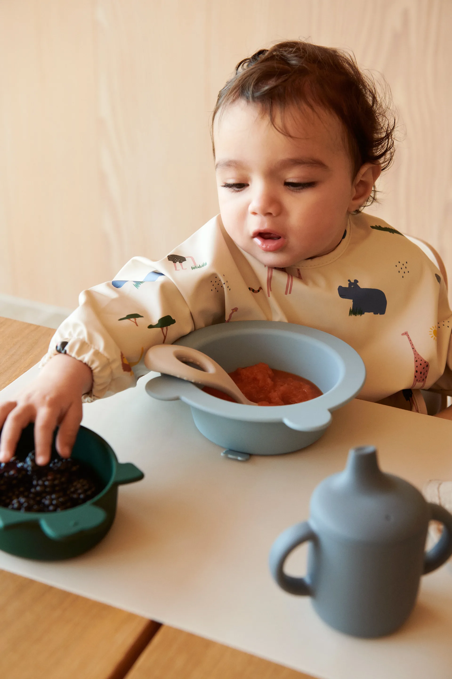 Merle hagesmæk med ærme, Safari sandy mix Liewood