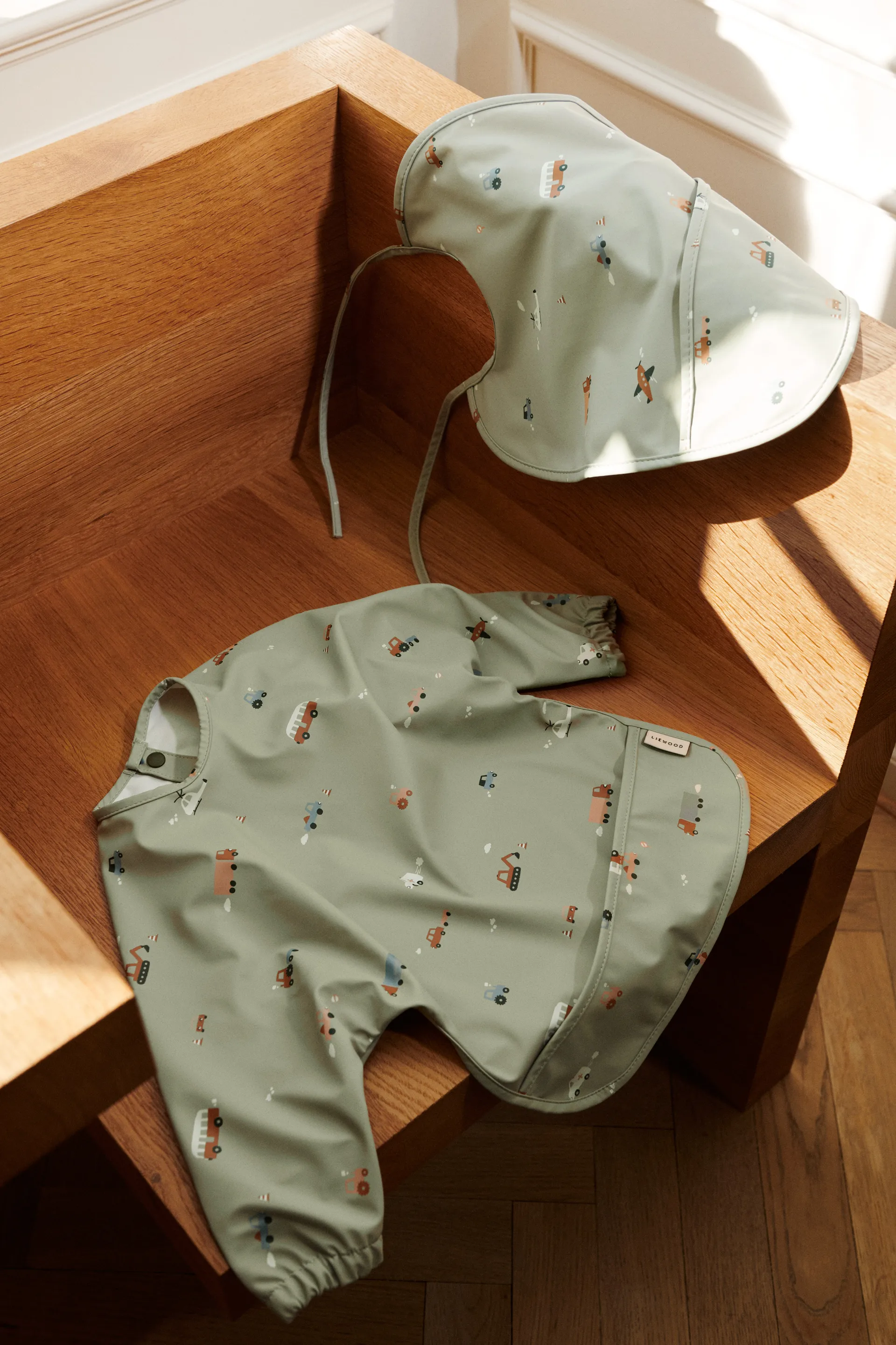 Merle hagesmæk med ærme, Vehicles-dove blue mix Liewood